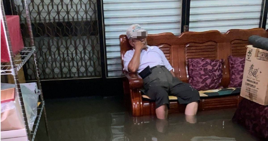 知名網紅老師詹芸分享，住嘉義朴子的公公，家中嚴重淹水，仍淡定打瞌睡。（圖／芸端文教 - 詹芸國文提供）