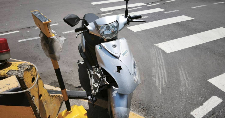 洪姓騎士疑闖紅燈遭轎車撞飛，送醫搶救不治。（圖／翻攝畫面）