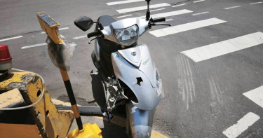洪姓騎士疑闖紅燈遭轎車撞飛,送醫搶救不治。(圖/翻攝畫面)