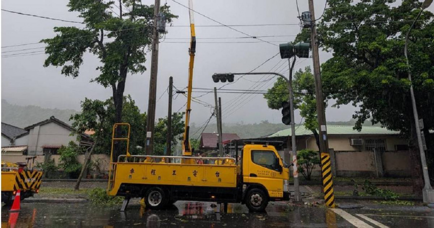 高雄今天累計逾5萬戶大停電，圖為台電搶修鼓山區設備。（圖／台電提供）