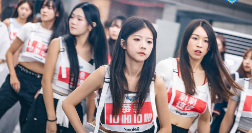 《宇宙啦啦隊》前往韓國特訓，莓莓優越表現成為本周最強黑馬練習生。（圖／緯來電視網提供）