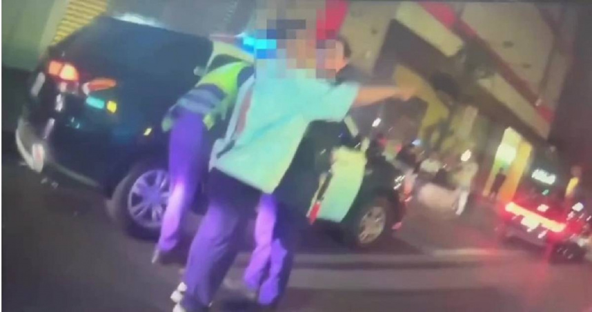 今（30）日凌晨，4名分別來自3個國家的男子為了同一名女性友人大打出手，最後全數被警方帶回派出所。（圖／翻攝畫面）