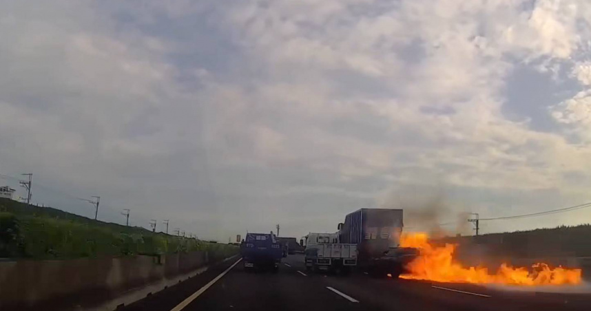 國道1號南下215公里處發生火燒車事故。（圖／翻攝自彰化踢爆網臉書）