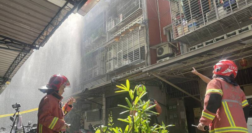 新北市板橋區某民宅10日上午發生火警，有隻寵物犬受困屋內，被發現時已明顯死亡。（圖／翻攝畫面）