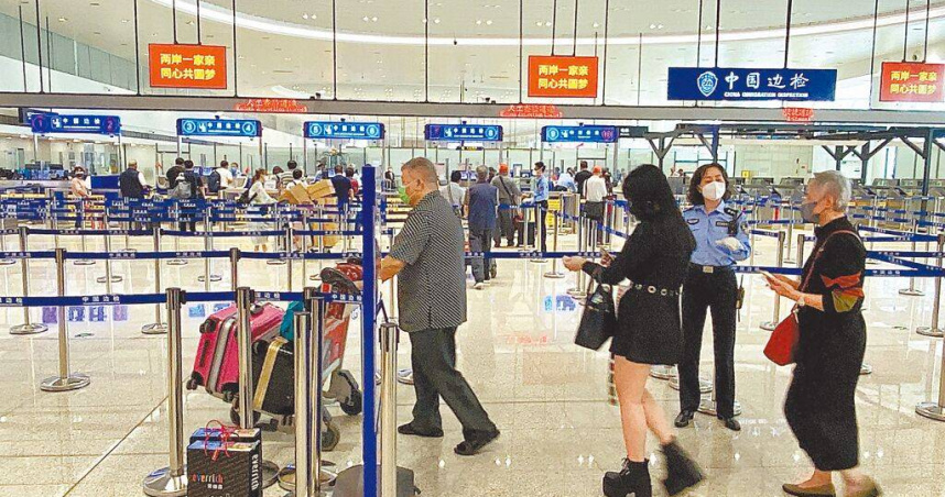 金門近日傳出有20多位長者被「揪」參加廈門低價旅遊團，聲稱玩4天只要花新台幣1000元，但卻在行程的最後1天遭強迫消費，其中有團員花了7萬元買乳膠床墊跟被子，子女怒罵這根本是「被當肥羊宰」。（圖／民眾提供／中國時報于家麒金門傳真）