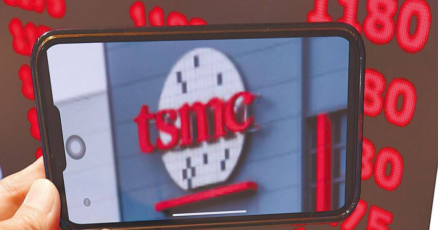 台積電16日除息再度上演秒填息，延續上周漲勢，股價突破1280元新高價，市值跨越33兆元，帶動台股終場上漲272.48點收在25629.64點的新高。（圖／報系資料照）