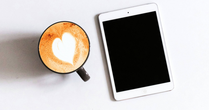 有網友觀察，幼兒園小朋友玩扮家家酒時，會說出「給你點菜用的平板」。（示意圖／翻攝自unsplash）