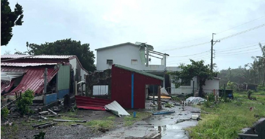 台東南迴地區今（23）日清晨疑有龍捲風，掀起10戶民宅鐵皮及吹倒道路指示牌。（圖／翻攝照片）