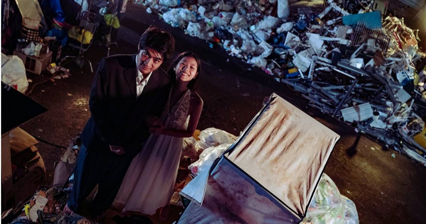 潘綱大（左）與柯泯薰（右）在垃圾堆撿拾舊衣換裝玩起「角色扮演」。（圖／底噪影像提供）