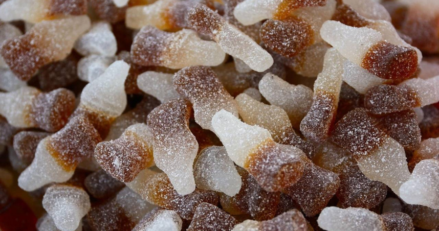 哈瑞寶可樂軟糖是許多民眾童年最愛的零食之一，但過量攝取可能對腸胃造成嚴重負擔。（示意圖／Pixabay）