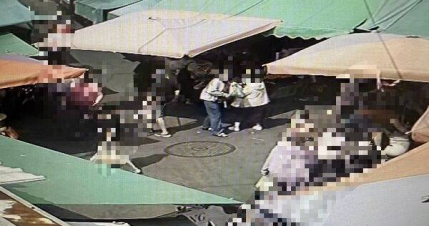 57歲女慣竊人潮中偷錢遭警秒逮。（圖 ／翻攝畫面）