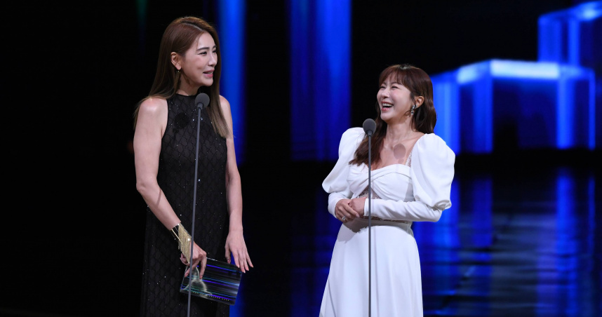 胡小禎、李佩甄擔任頒獎人，即興唱了王世堅的〈沒出息〉。（圖／三立提供）