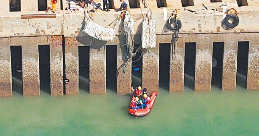 金門縣水頭碼頭港區13日上午傳釣客落海，警消獲報出動2艇11人趕赴現場搜救，歷時約40分鐘才在消波涵洞中找到卡在洞內的男釣客，打撈上岸後已明顯死亡。（圖／金門縣消防局提供／中國時報于家麒金門傳真）