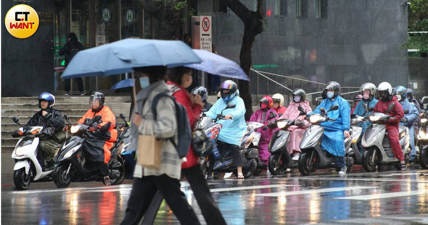 未來一週台灣多地將是陰雨天氣。（示意圖／黃鵬杰攝）