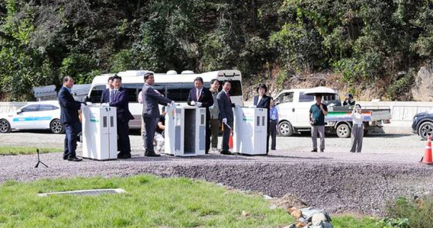 韓國慶尚南道金海市花浦川濕地科學館於本月15日舉行開館儀式，活動中原定放飛的三隻鸛鳥之一不幸死亡。。（圖／翻攝自韓聯社）