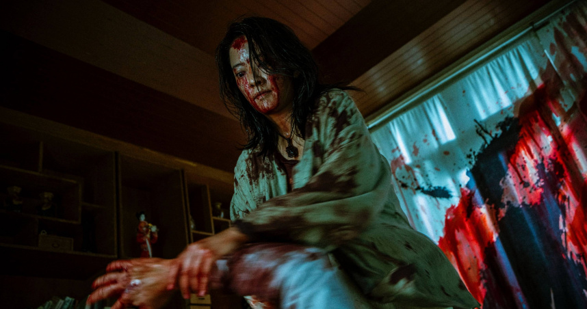 周采詩觸禁忌孕育詛咒泥偶，發狂殺人血漿吃到飽直喊過癮。（圖／天予電影）