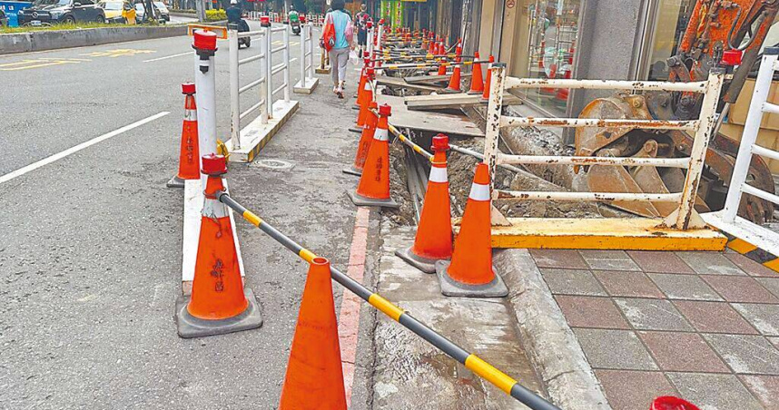 北市工務局28日指出，明年起道路施工規費從800元調整為1000元，並加上每日費用，費用依施工影響程度分3等級。（圖／報系資料照）