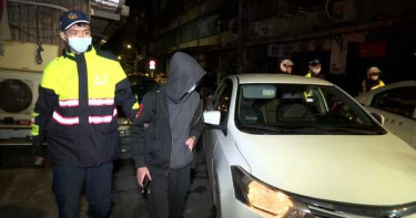 員警壓制拒檢屁孩!「飛天一腳踹頭」掀論戰 執法過當:申誡2支
