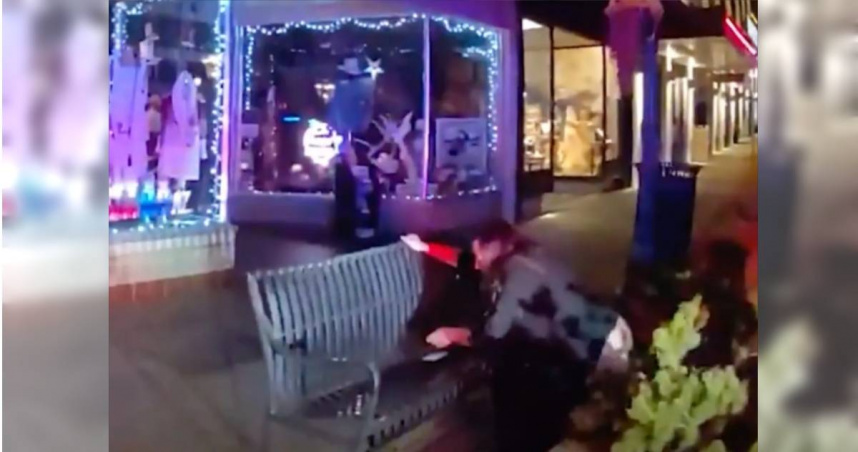 美國一名代理女法官喝醉當街小便，遭警方盤查，影片在社群上瘋傳，她的丈夫還因妨礙公務遭起訴。（圖／翻攝自臉書／Prescott Police）