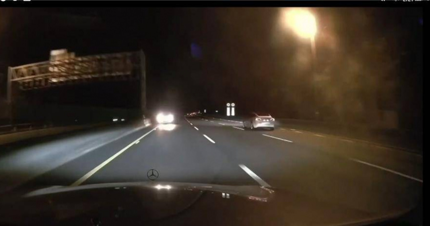 國道3號南向古坑路段發生逆向行駛事件，62歲麥姓男子在內側車道逆行約10公里，遭國道警察攔截。（圖／翻攝畫面）