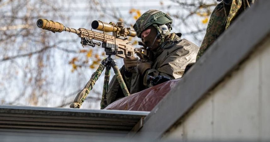 狙擊手潛伏於城市邊緣，手持精準步槍進行瞄準動作。（示意圖／達志／美聯社，下同）