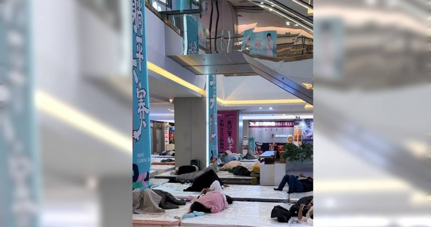 大陸內蒙古出現一場躺平大賽，引發熱議。（圖／翻攝自微博／都市快報）