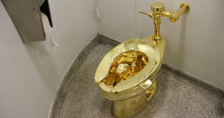 義大利概念藝術家卡特蘭（Maurizio Cattelan）使用18K金打造的黃金馬桶，近日在蘇富比拍賣會上被買走，以1210萬美元（約新台幣3.77億元）價錢成交。（圖／達志／美聯社）