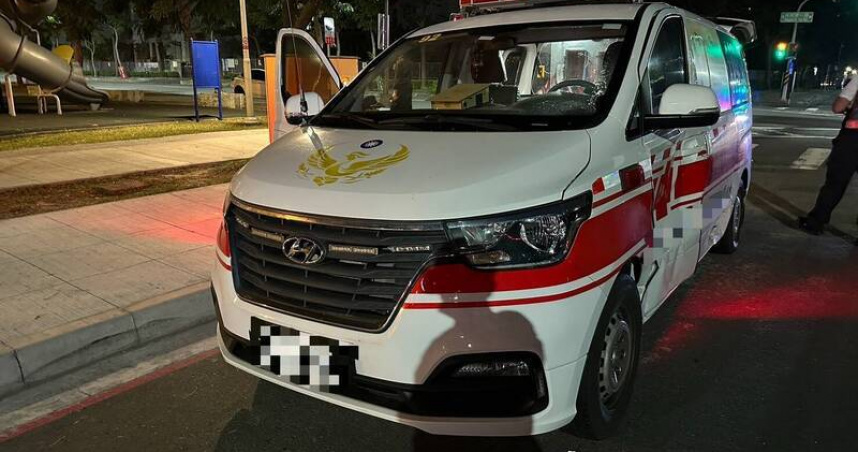 高雄市鼓山區清晨發生救護車與機車碰撞，機車車頭破碎，騎士受傷送醫。（圖／翻攝畫面）