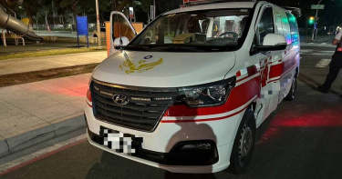 高雄市鼓山區清晨發生救護車與機車碰撞，機車車頭破碎，騎士受傷送醫。（圖／翻攝畫面）