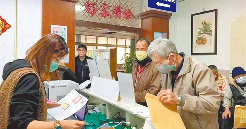 交通部公布四項將於明年元旦實施的新制，年滿70歲駕駛若自願繳回駕照，最多可獲得3萬6000元公共運輸補助金。（示意圖／報系資料照）