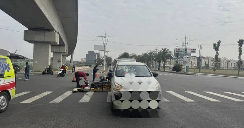 高雄市仁武區9日發生一起轎車闖紅燈，撞上機車騎士，騎士緊急送醫後仍不幸不治。（圖／翻攝畫面）