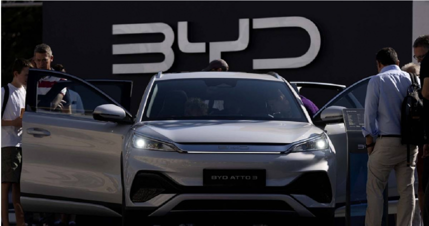 北京與布魯塞爾於12日宣布，雙方在解決歷時多年的中國電動車貿易爭端方面，已取得里程碑式的進展。（圖／達志／美聯社）