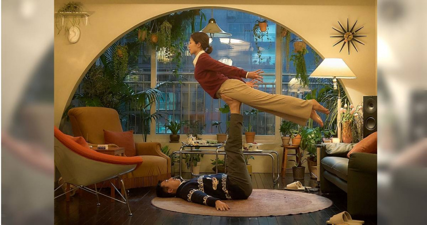 在電影《四人行，不行》中河正宇（下）與李荷妮（上）的「雙人瑜伽增進情趣」戲碼，成為影迷公認名場面。（圖／采昌提供）