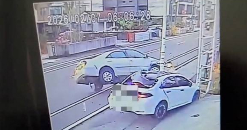 屏東男清晨駕車翻覆！　整輛車騰空撞停車驚悚畫面曝光