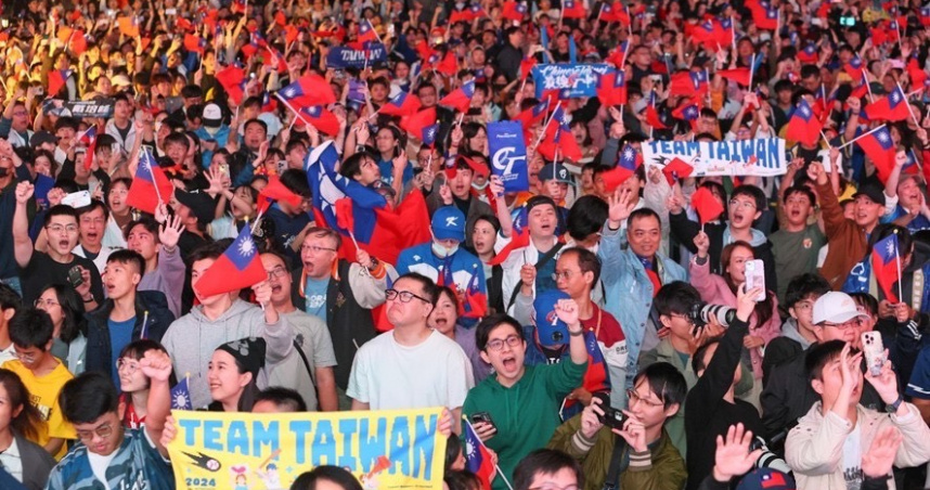 《新北應援·臺灣最強》世界棒球經典賽戶外直播活動於新北市民廣場登場，球迷齊聚揮旗為臺灣隊加油。（圖／新北市政府提供）