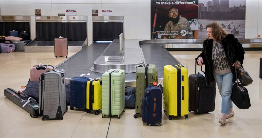 一名旅客搭廉價航空返台時發現行李箱破損，最後成功向航空公司爭取更換新行李箱。（示意圖／達志／美聯社）