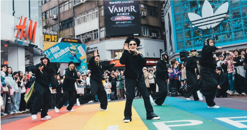 比莉，再度接受新的任務，趁著38婦女節的周日下午，前進東西區進行戶外快閃。（圖／環球音樂提供）