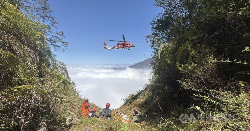 彰化59歲魏姓男子單獨攀登西巒大山失聯，搜救人員在約80層樓深山谷尋獲遺體，15日由空勤總隊直升機吊掛下山。（圖／翻攝畫面）