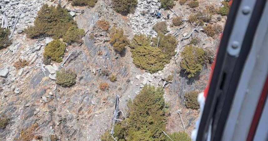 63歲男墜秀姑巒山碎石坡重傷　黑鷹直升機懸停吊掛救援