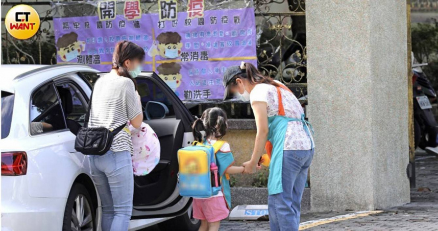 政院喊出放寬育有12歲以下子女家庭申請外籍家事幫傭，各界卻對能否實現助攻育幼提出不少質疑。圖僅示意，非指涉特定單位和人物。（示意圖／CTWant攝影組）