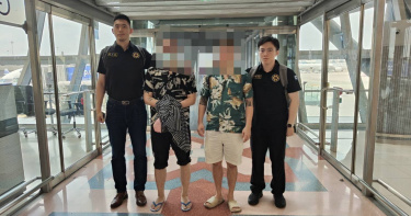 刑事局駐泰國聯絡組與泰國皇家警察總署移民總局合作，將2名潛逃在外的通緝犯押解回台。（圖／翻攝畫面）