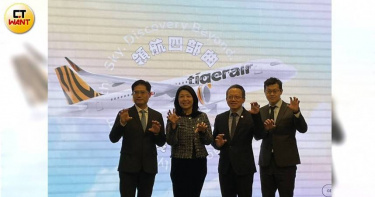 台灣虎航3月營收創歷史次高，左二為董事長黃世惠。（圖／李蕙璇攝）。