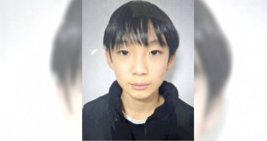日本京都一名11歲男童安達結希在3月23日小學畢業典禮當天失蹤，至今超過3週，今（13）日警方找到疑似他失蹤當天穿的鞋子，搜索行動持續進行中。（圖／京都府警察本部）