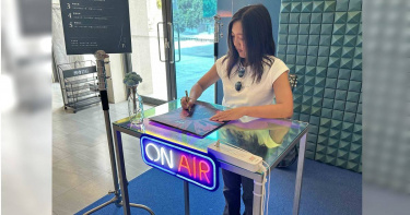 李竺芯親赴許石音樂圖書館，致贈別具意義的《Suí水》限量黑膠唱片。（圖／臺南市立圖書館提供）