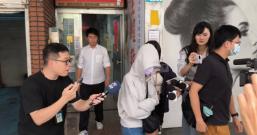 愛爾麗偷拍風波持續延燒，新北4分店6日遭二度搜索，新莊分店長以證人身分遭帶回。（圖／翻攝畫面）