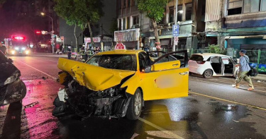 台北市中正區20日深夜發生計程車逆向暴衝事故，接連撞擊4輛汽車，造成9人受傷送醫。（圖／翻攝畫面）