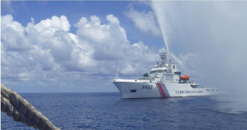 圖為2015年9月23日，中國海警人員在南海黃岩島附近海域與菲律賓漁民對峙。（圖／達志／美聯社）