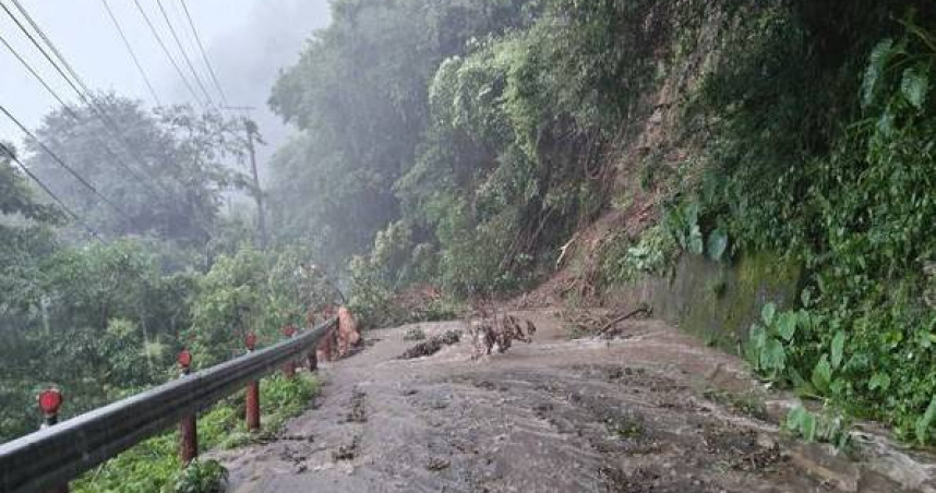 台電搶修竟遭土石流斷路受困。（圖／翻攝畫面）