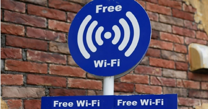 警方提醒，如需使用公共Wi-Fi，應避免操作金流、登入網銀或處理敏感資料。（示意圖／photoAC）