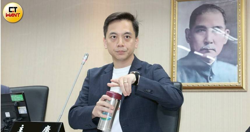 菲律賓再次在黃岩島周邊劃設領海基線，國民黨發言人牛煦庭要求外交部採取更積極的交涉行動，維護中華民國南海相關權益。（圖／CTWANT攝影組）